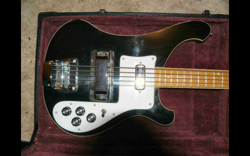 Rickenbacker 4003/5 five string bass, body close-up