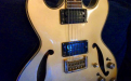 Daion Headhunter electric guitar goldtop, body close up