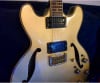 Daion Headhunter electric guitar goldtop, body close up